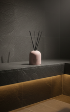 Laden Sie das Bild in den Galerie-Viewer, Raumduft Set - Rosé Dust (100ml)