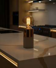 Laden Sie das Bild in den Galerie-Viewer, Tischleuchte Athen Beton/Kupfer Villeroy &amp; Boch