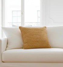 Laden Sie das Bild in den Galerie-Viewer, Kissen ROO SAND 60 x 60 cm