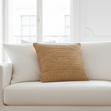 Laden Sie das Bild in den Galerie-Viewer, Kissen ROO SAND 60 x 60 cm