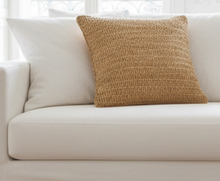 Laden Sie das Bild in den Galerie-Viewer, Kissen ROO SAND 60 x 60 cm