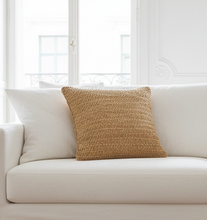 Laden Sie das Bild in den Galerie-Viewer, Kissen ROO SAND 60 x 60 cm
