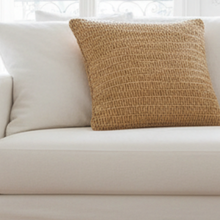 Laden Sie das Bild in den Galerie-Viewer, Kissen ROO SAND 60 x 60 cm